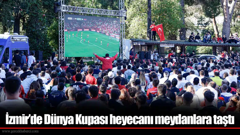 İzmir'de milli heyecan meydanlara taştı: Dev ekranda dünya kupası coşkusu