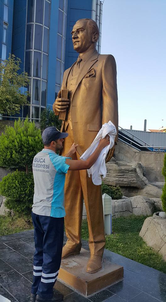 Kimi Heykelini Yıkar, Kimi de Böyle Sahip Çıkar