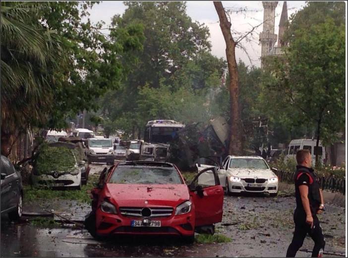 İstanbul'da çevik kuvvete bombalı saldırı... 8'i polis 14 yaralı!