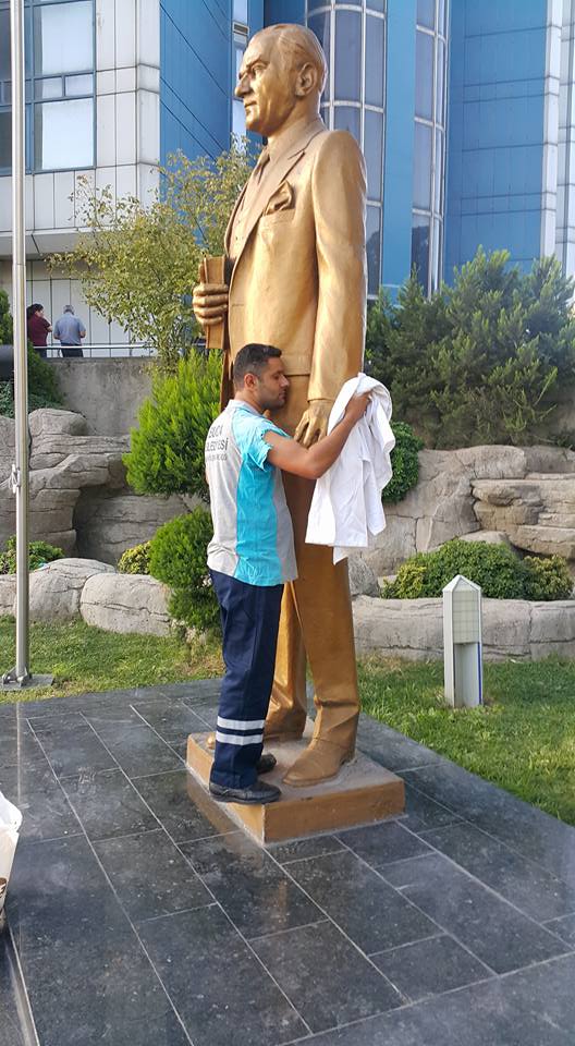 Kimi Heykelini Yıkar, Kimi de Böyle Sahip Çıkar