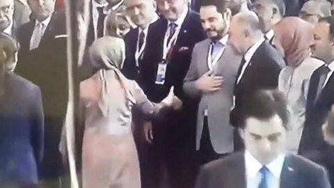 Damat kongrede Davutoğlu'yla tokalaşmadı