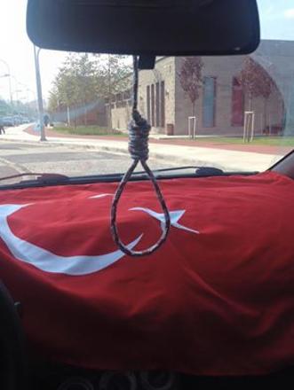 Öğrencilerine 'İp'li Poz Verdirdi!