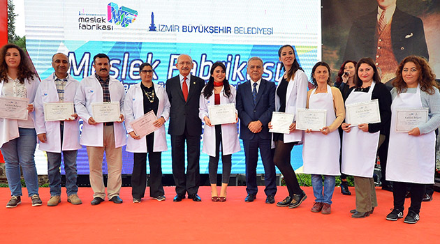 İzmir'de 108 Yıllık Bina Yeniden Aydınlandı