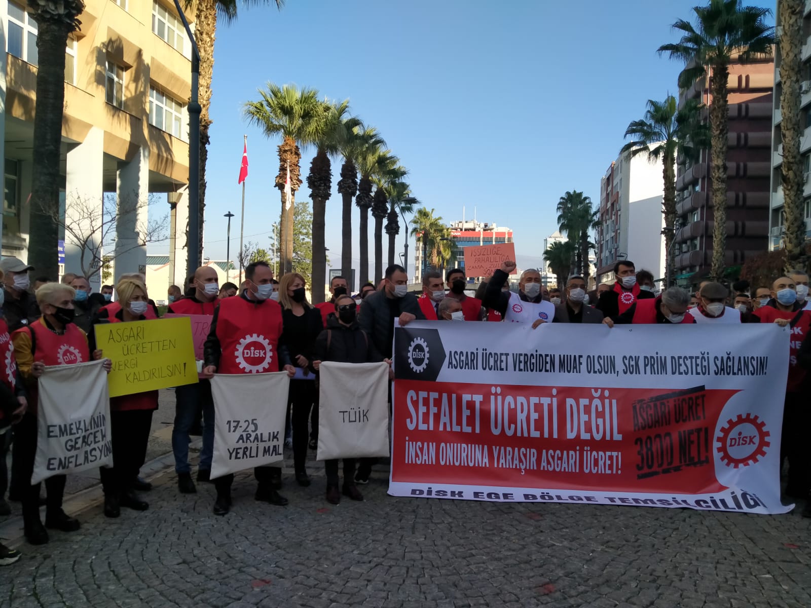 DİSK Ege Temsilciliği: İnsan onuruna yaraşır asgari ücret istiyoruz
