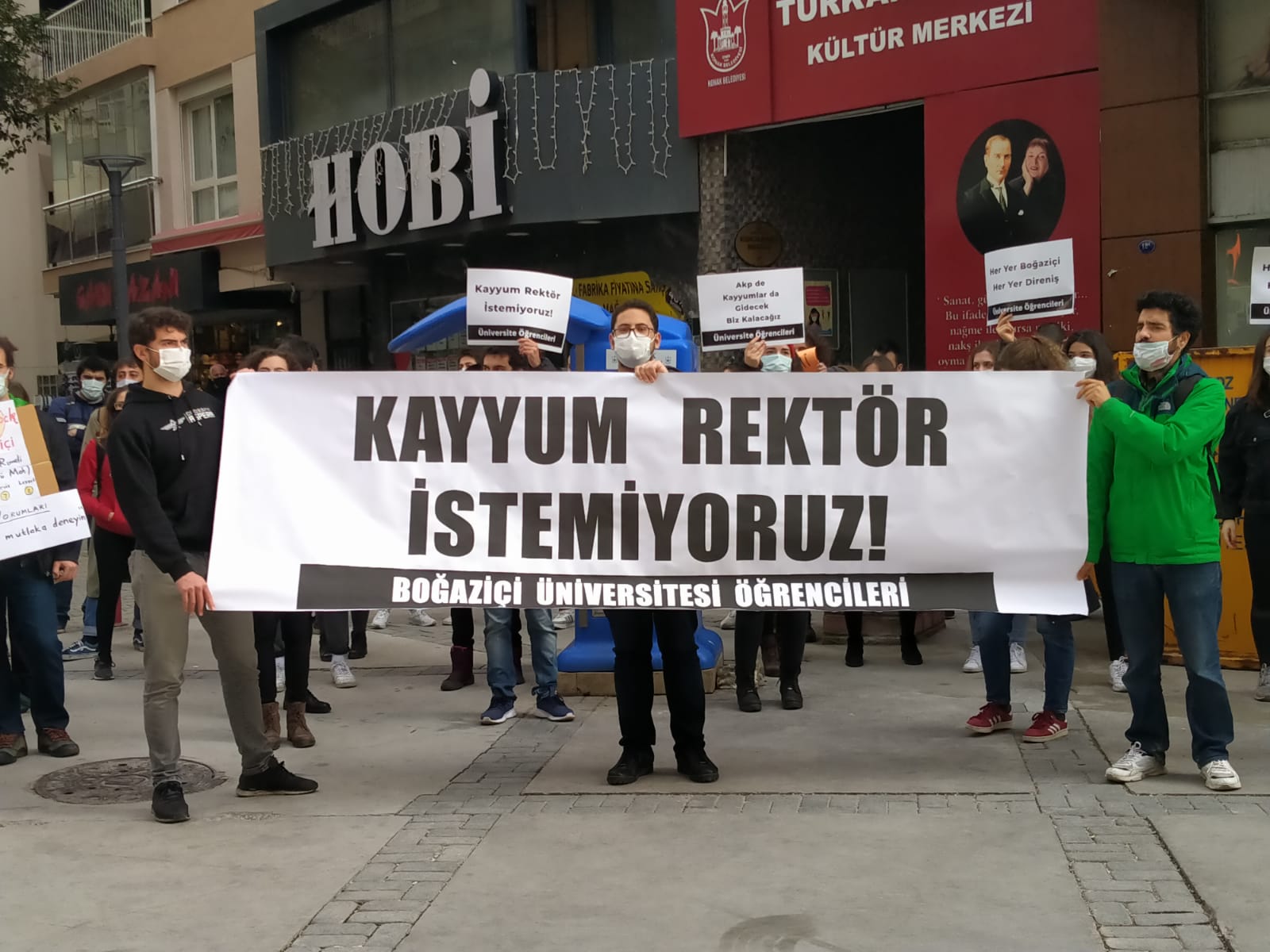 İZMİRLİ BOĞAZİÇİ ÖĞRENCİLERİ, "ATAMAYI KABUL ETMİYORUZ"