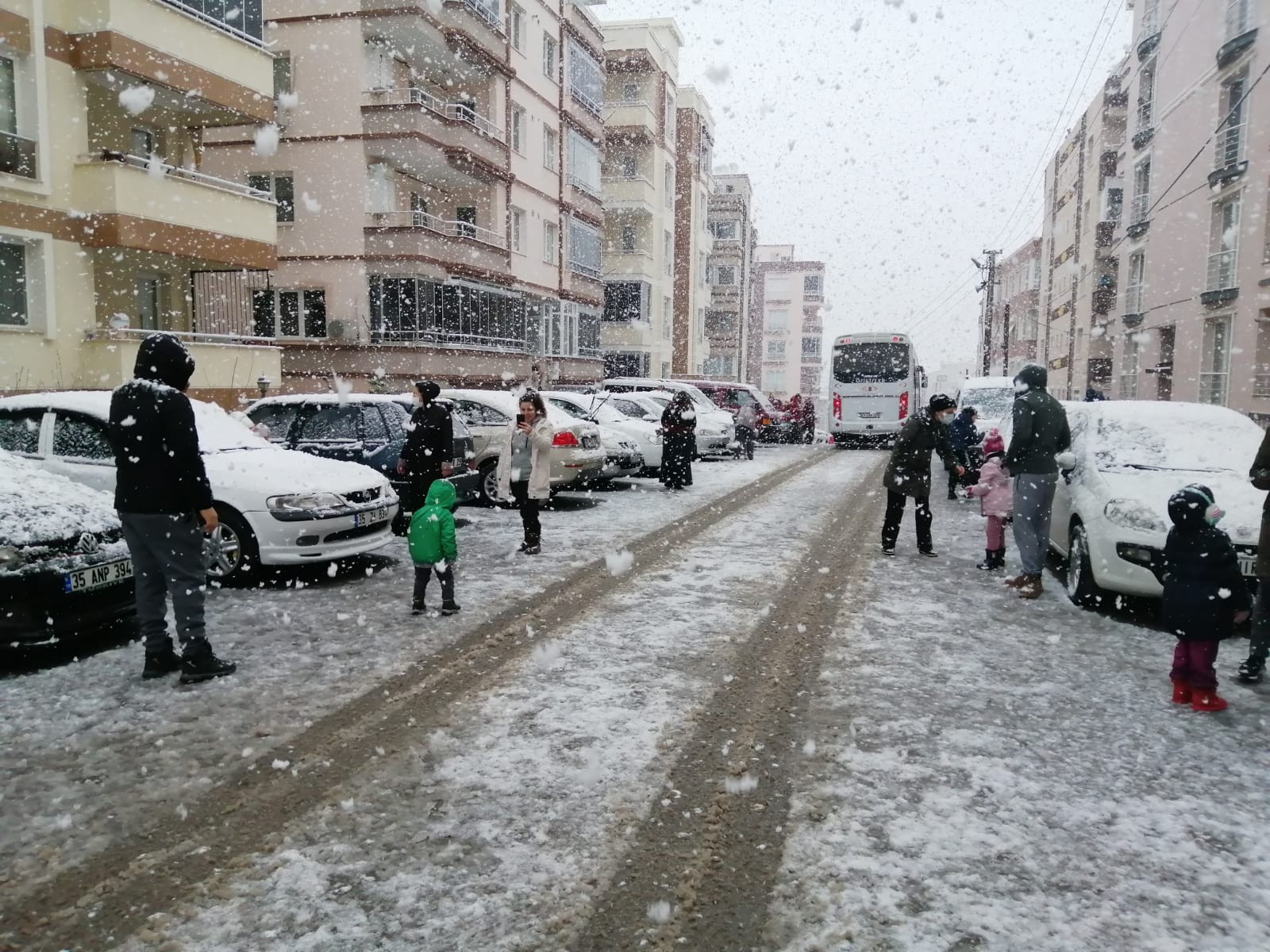 İzmir’de kar sevinci