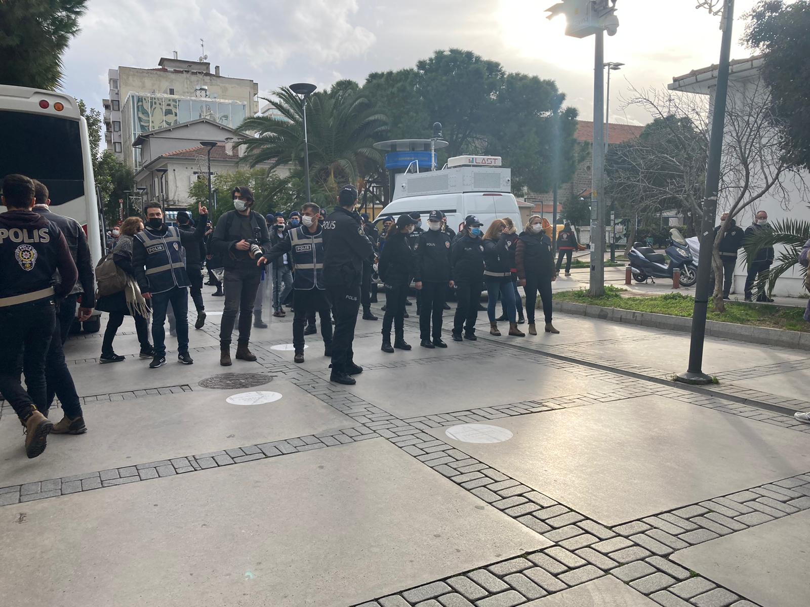 Onur Yürüyüşü yapan öğrencilere polisten sert müdahale