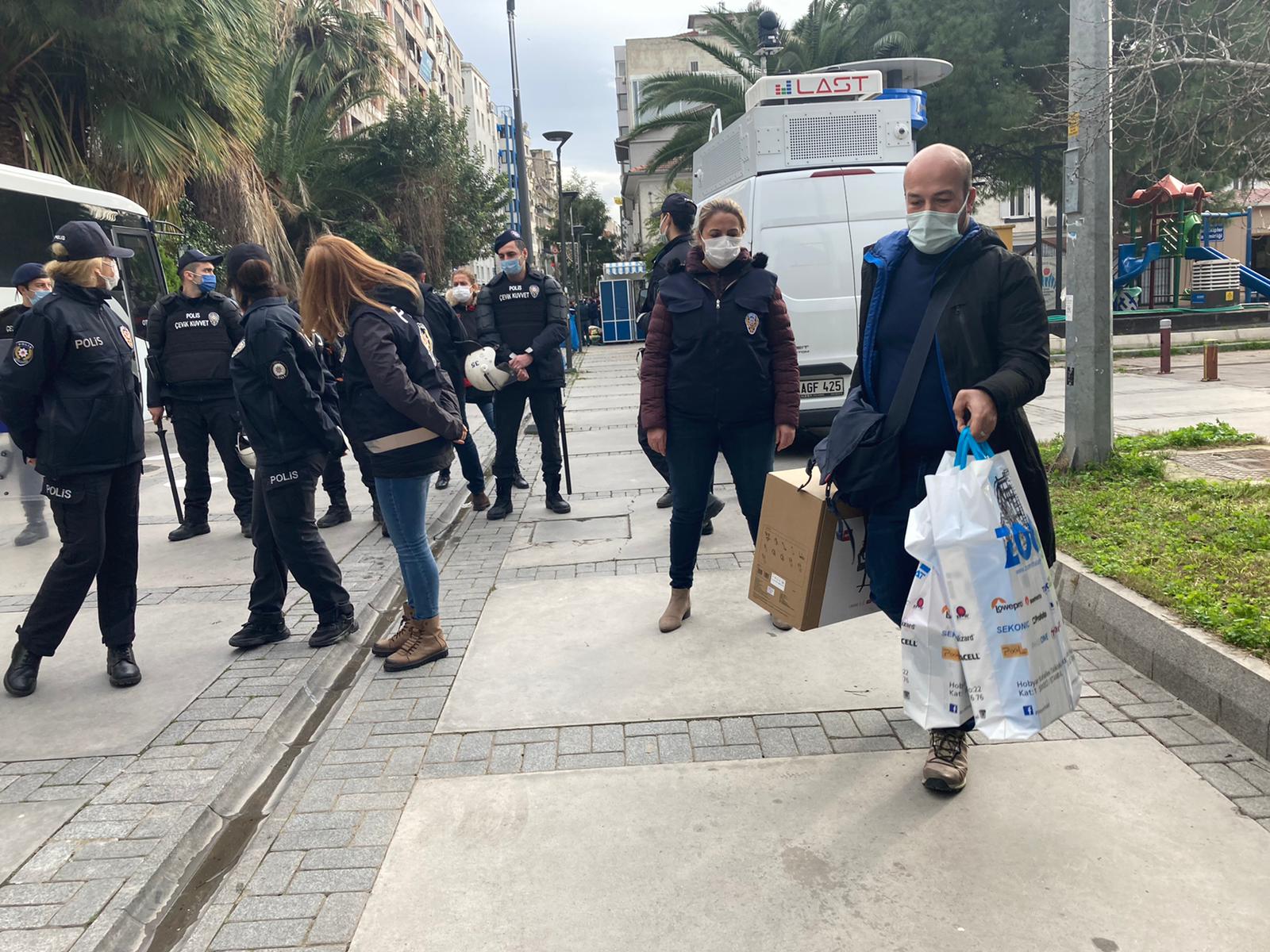 Onur Yürüyüşü yapan öğrencilere polisten sert müdahale