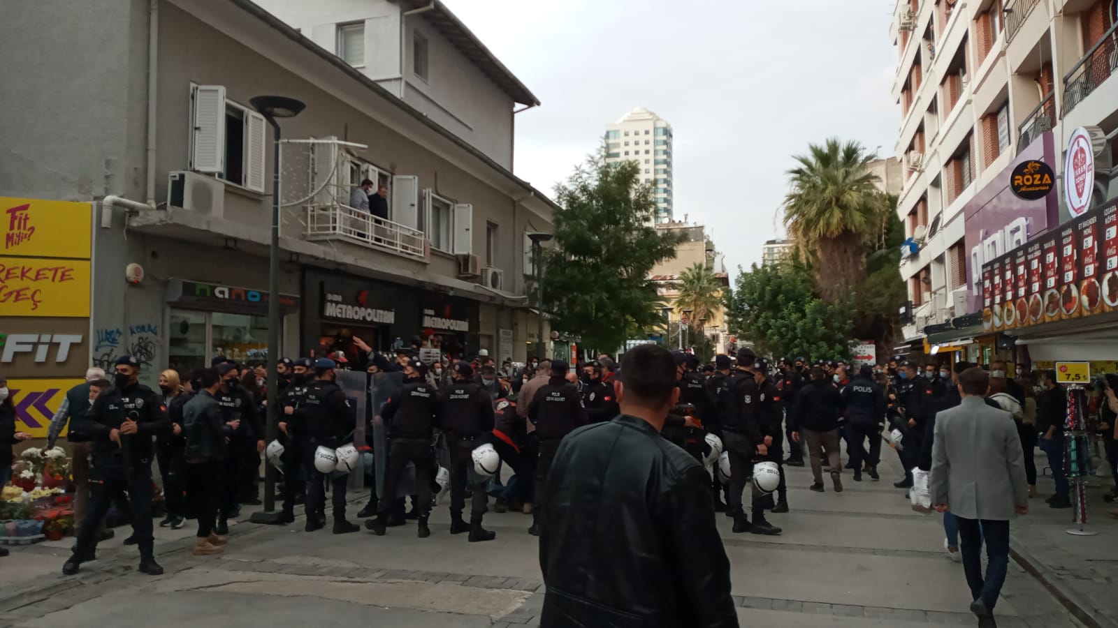 Onur Yürüyüşü yapan öğrencilere polisten sert müdahale