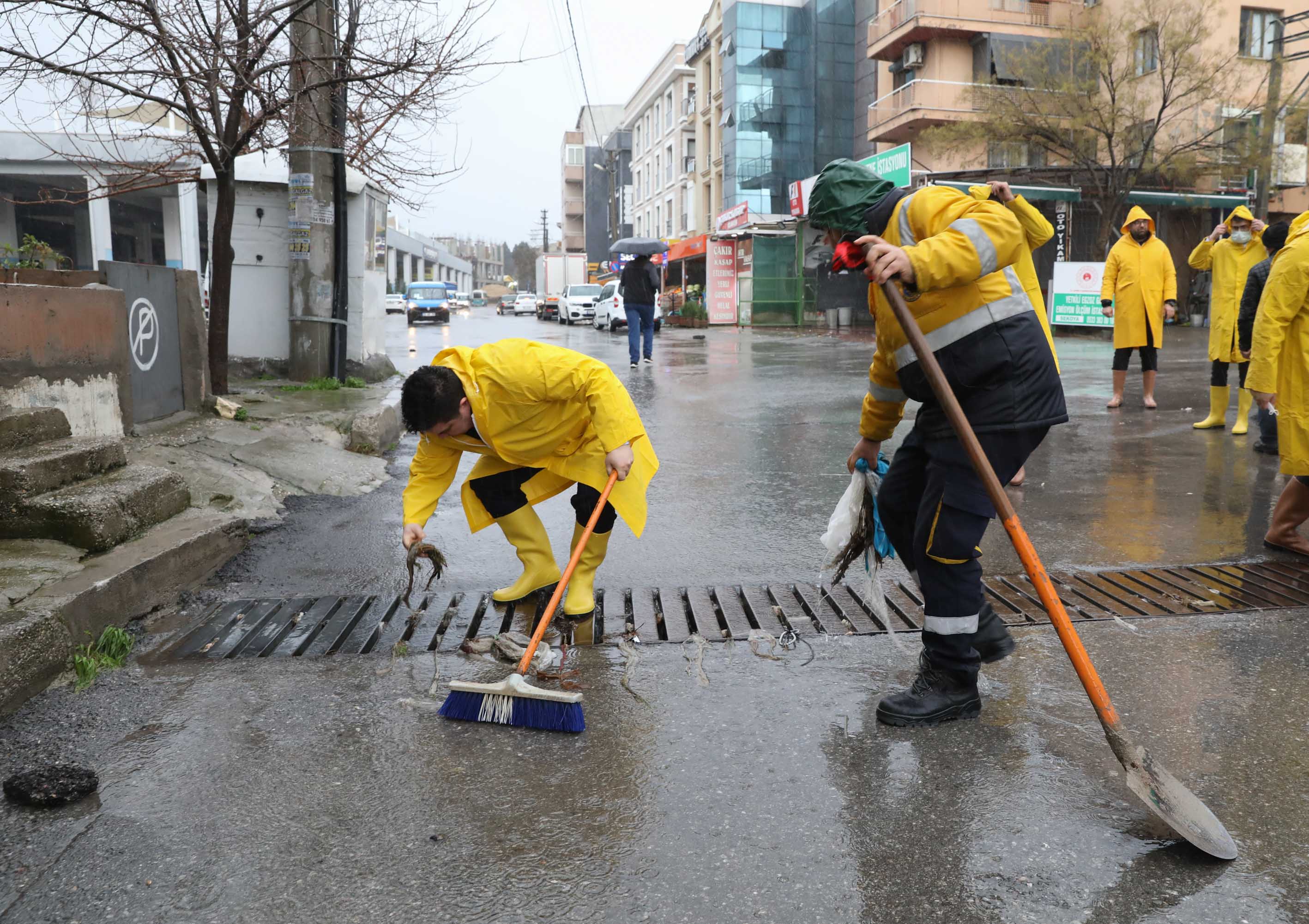 Başkan Kılıç sel felaketine karşı A takımıyla sahada