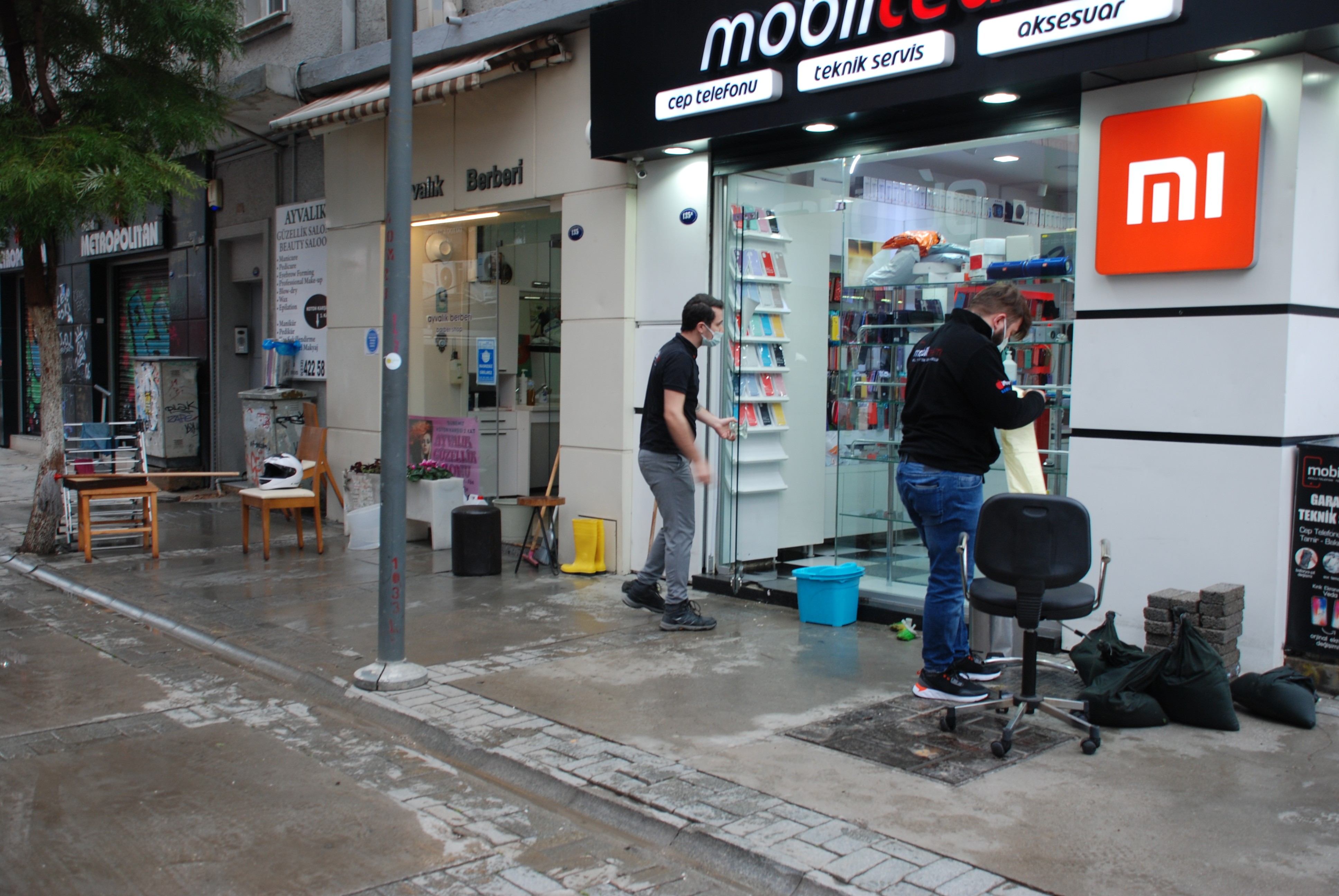 İzmir’de sular çekildi