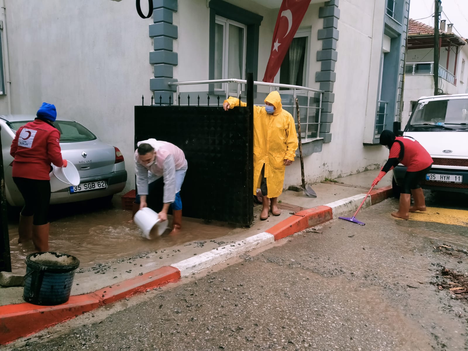 Kızılay İzmir Sel Mağdurlarının Yanında