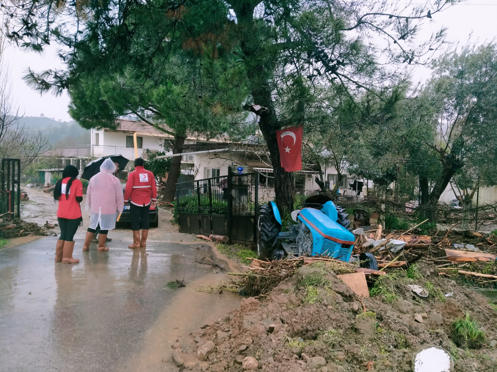 Kızılay İzmir Sel Mağdurlarının Yanında