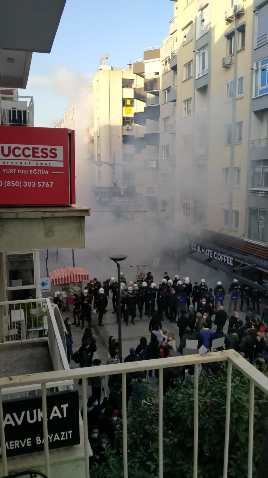 İzmir'de Boğaziçililere destek eylemine polis müdahalesi: Gözaltılar var