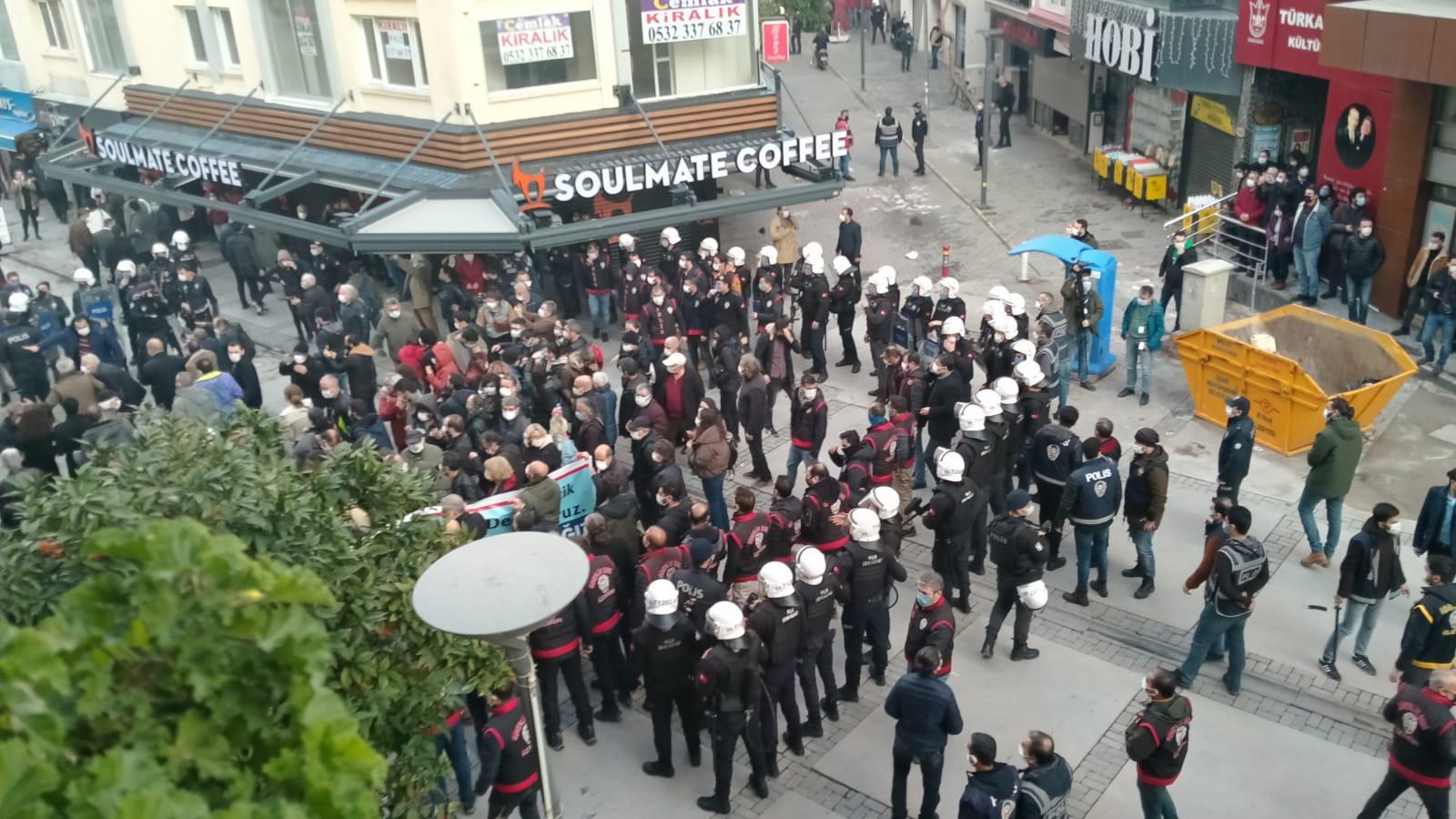İzmir'de Boğaziçililere destek eylemine polis müdahalesi: Gözaltılar var