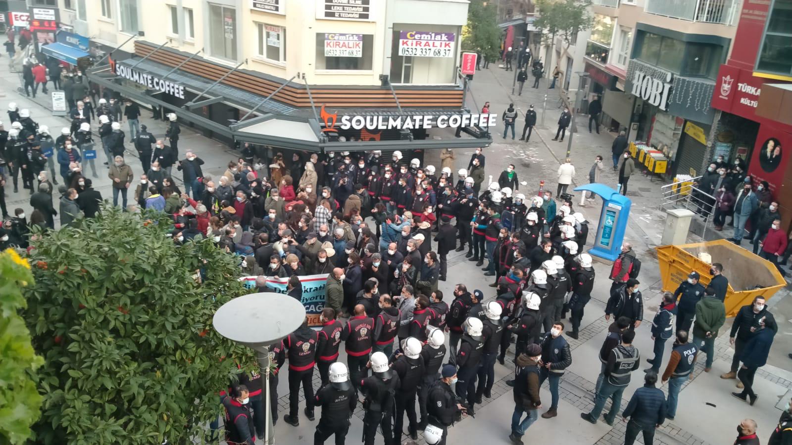 İzmir'de Boğaziçililere destek eylemine polis müdahalesi: Gözaltılar var