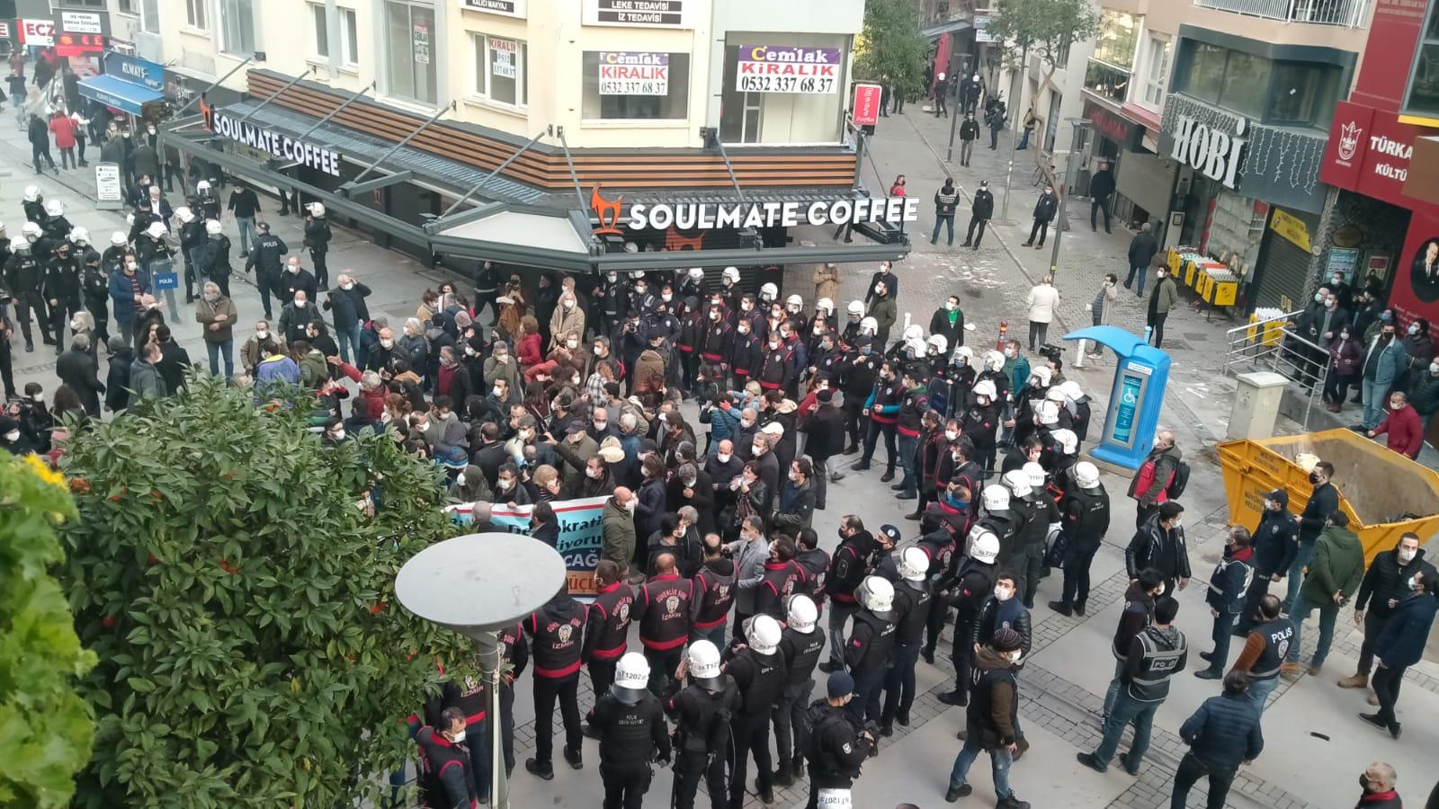 İzmir'de Boğaziçililere destek eylemine polis müdahalesi: Gözaltılar var