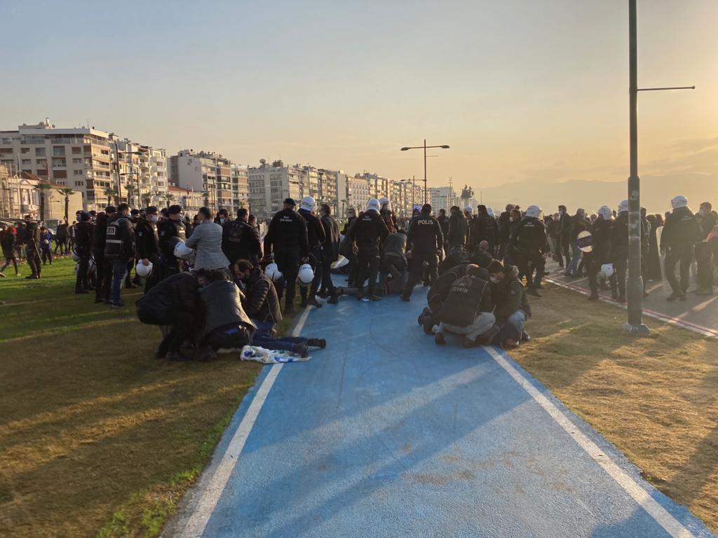 İzmir'de Boğaziçililere destek eylemine polis müdahalesi: Gözaltılar var