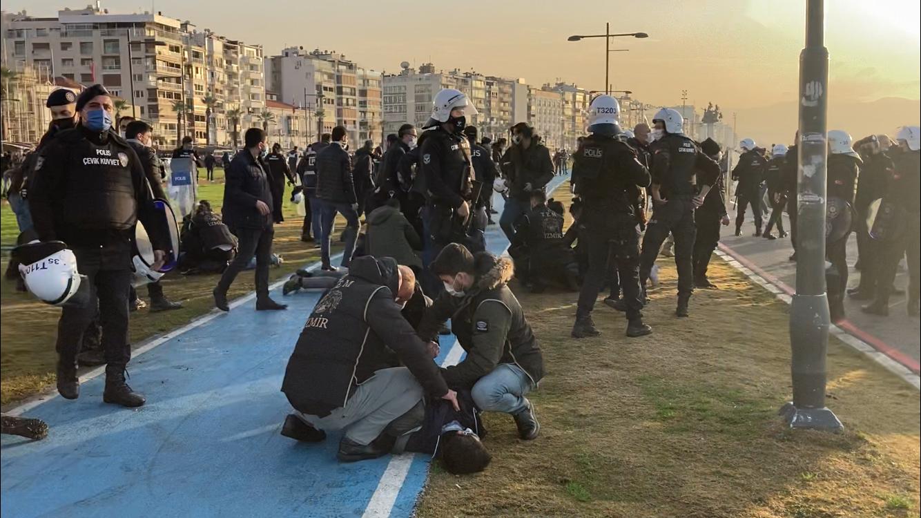 İzmir'de Boğaziçililere destek eylemine polis müdahalesi: Gözaltılar var