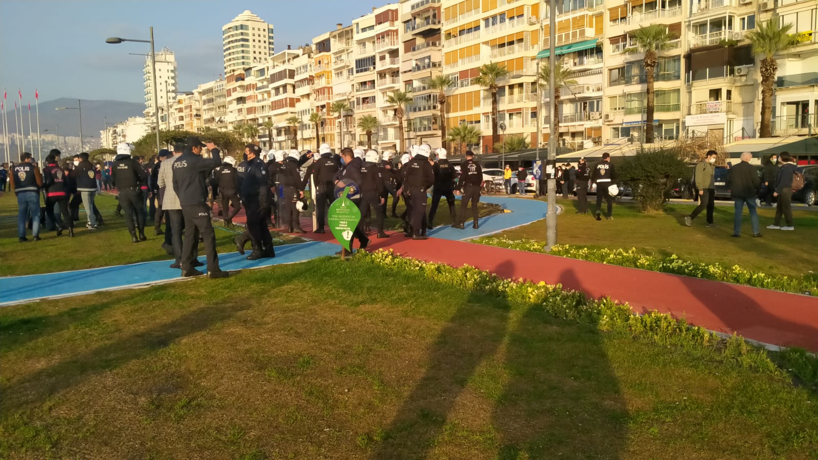 İzmir'de Boğaziçililere destek eylemine polis müdahalesi: Gözaltılar var
