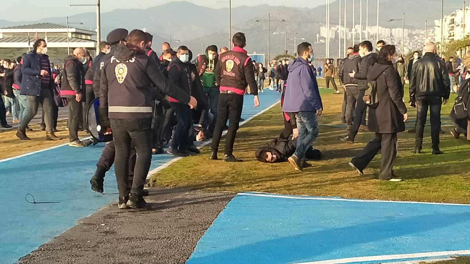 İzmir'de Boğaziçililere destek eylemine polis müdahalesi: Gözaltılar var