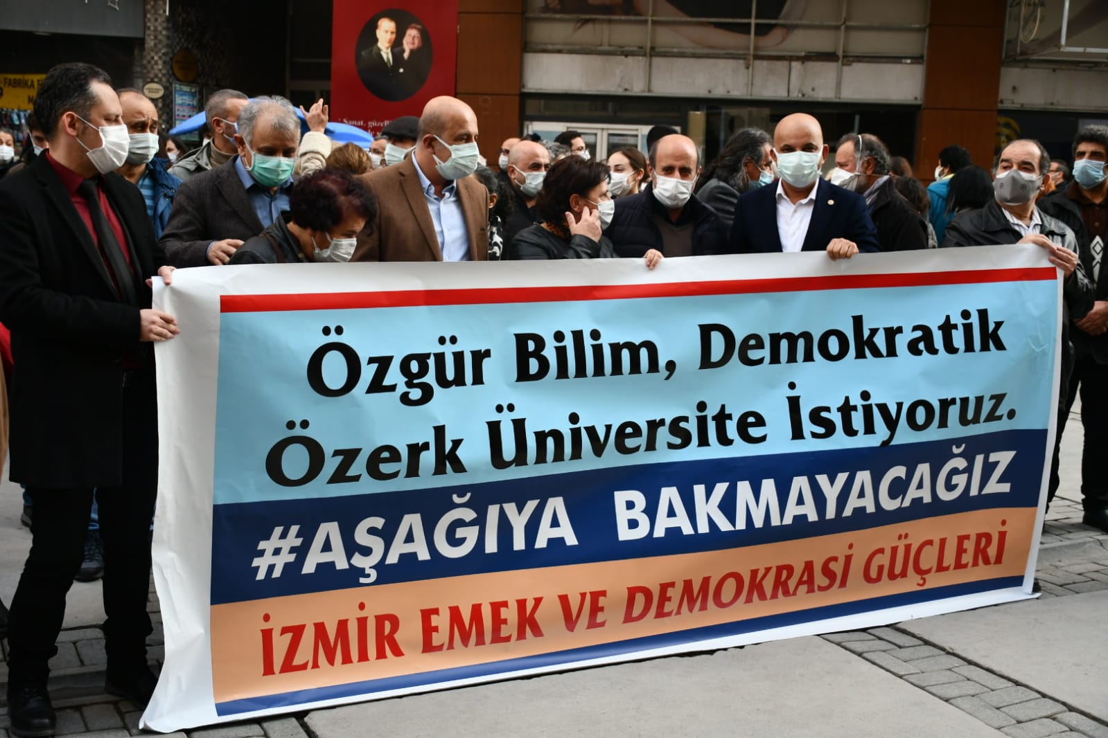 Mumcu'dan İzmir'in muhalif milletvekillerine çağrı: "Mahir'leşerek" halkına siper olan 'Vekil'e ve saldırılan kitleye sahip çıkın