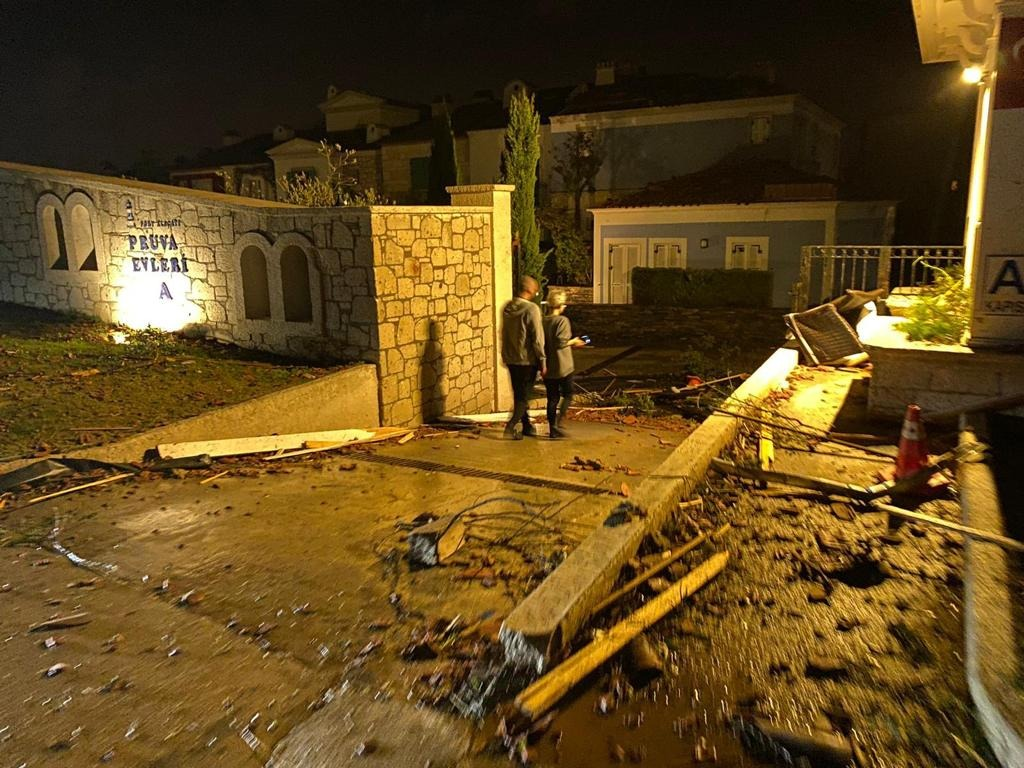 Alaçatı'da hortum felaketi: Yaralılar var