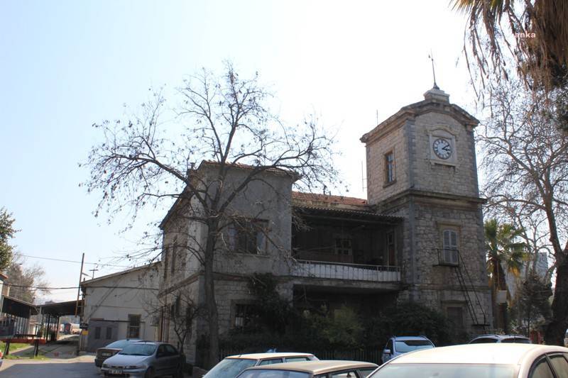 İzmir'de tarihi skandal! Balkon keyfi için 131 yıllık binaya kaçak PVC yaptırdı