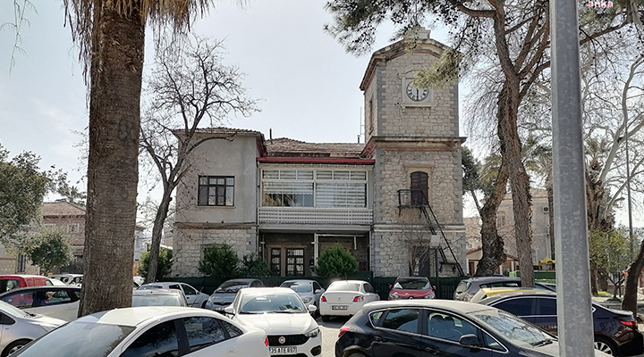 İzmir'de tarihi skandal! Balkon keyfi için 131 yıllık binaya kaçak PVC yaptırdı
