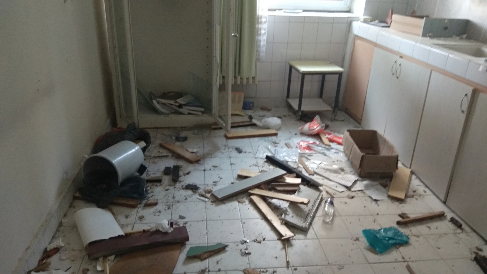 Foça Eski Devlet Hastanesi Çürümeye Terkedildi