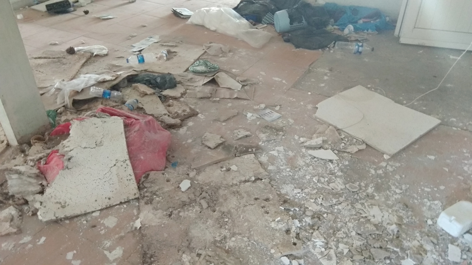 Foça Eski Devlet Hastanesi Çürümeye Terkedildi