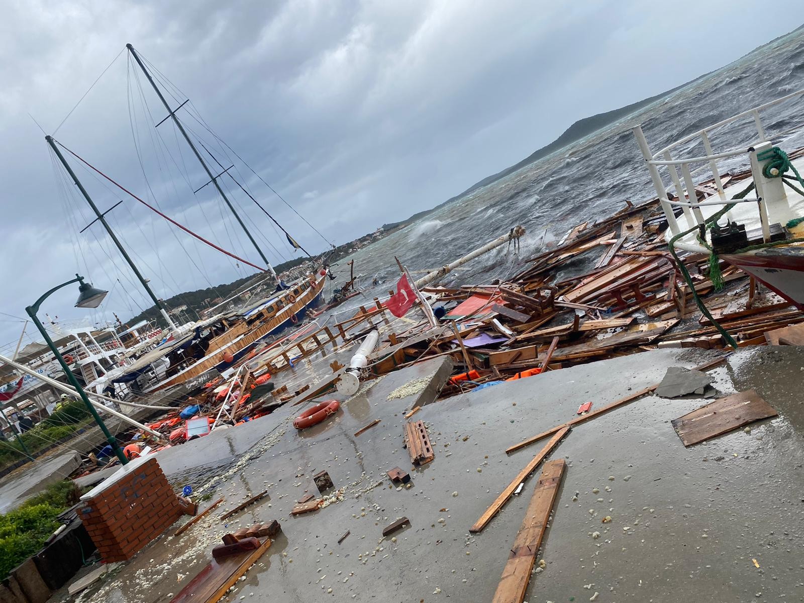 Ayvalık'ta şiddetli fırtına! 20 tekne battı