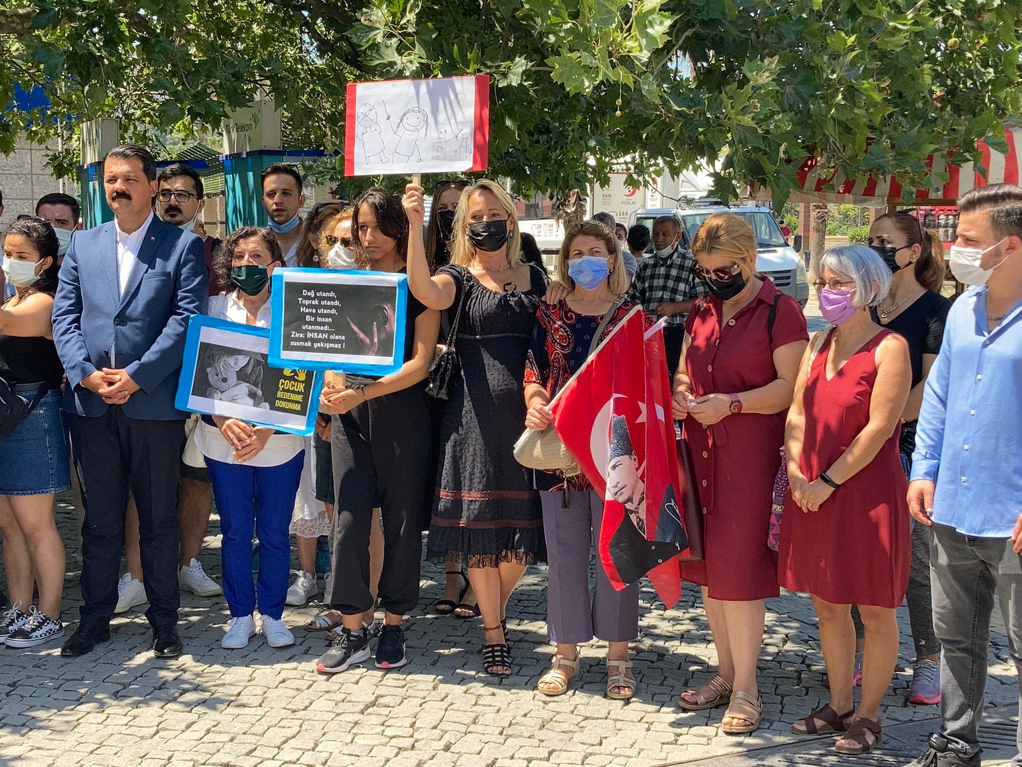 CHP Gençlik Kolları çocuk istismarına sokakta tepki gösterdi