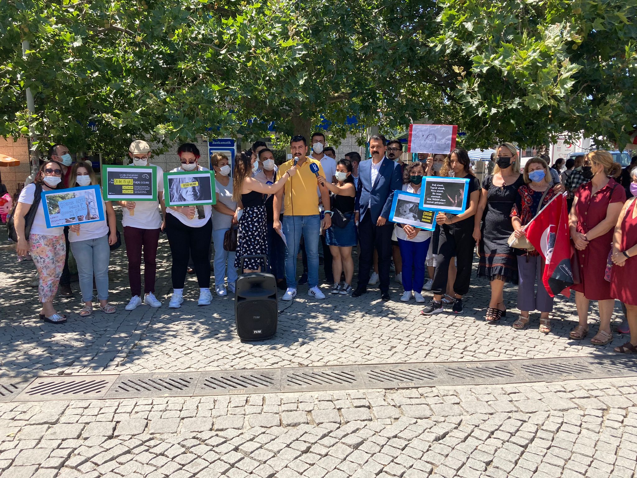CHP Gençlik Kolları çocuk istismarına sokakta tepki gösterdi