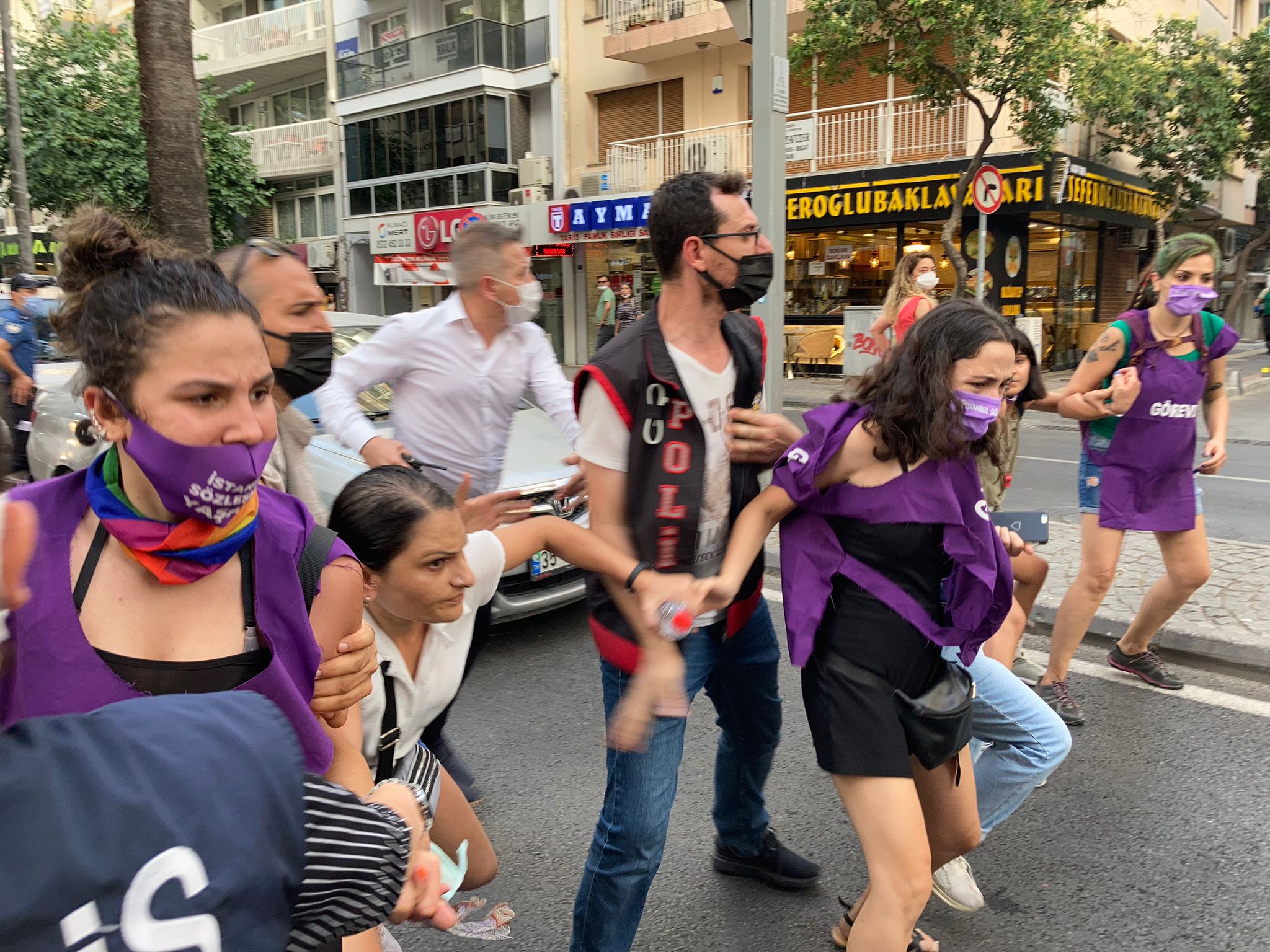 İzmir'de İstanbul Sözleşmesi gerginliği: Polisten biber gazlı müdahale 