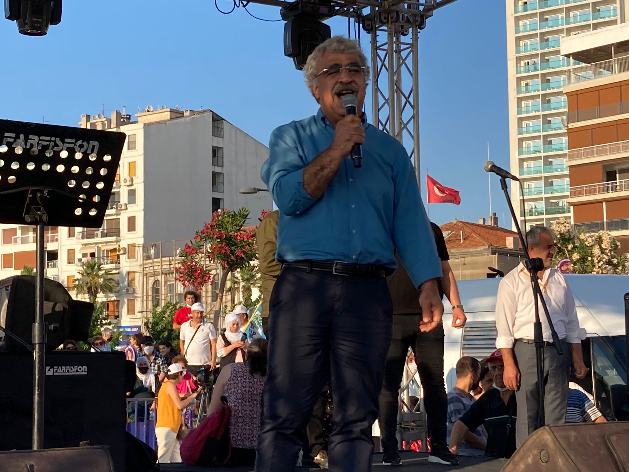 "Demokrasi için nefes" mitingine yoğun ilgi: Binlerce kişi katıldı