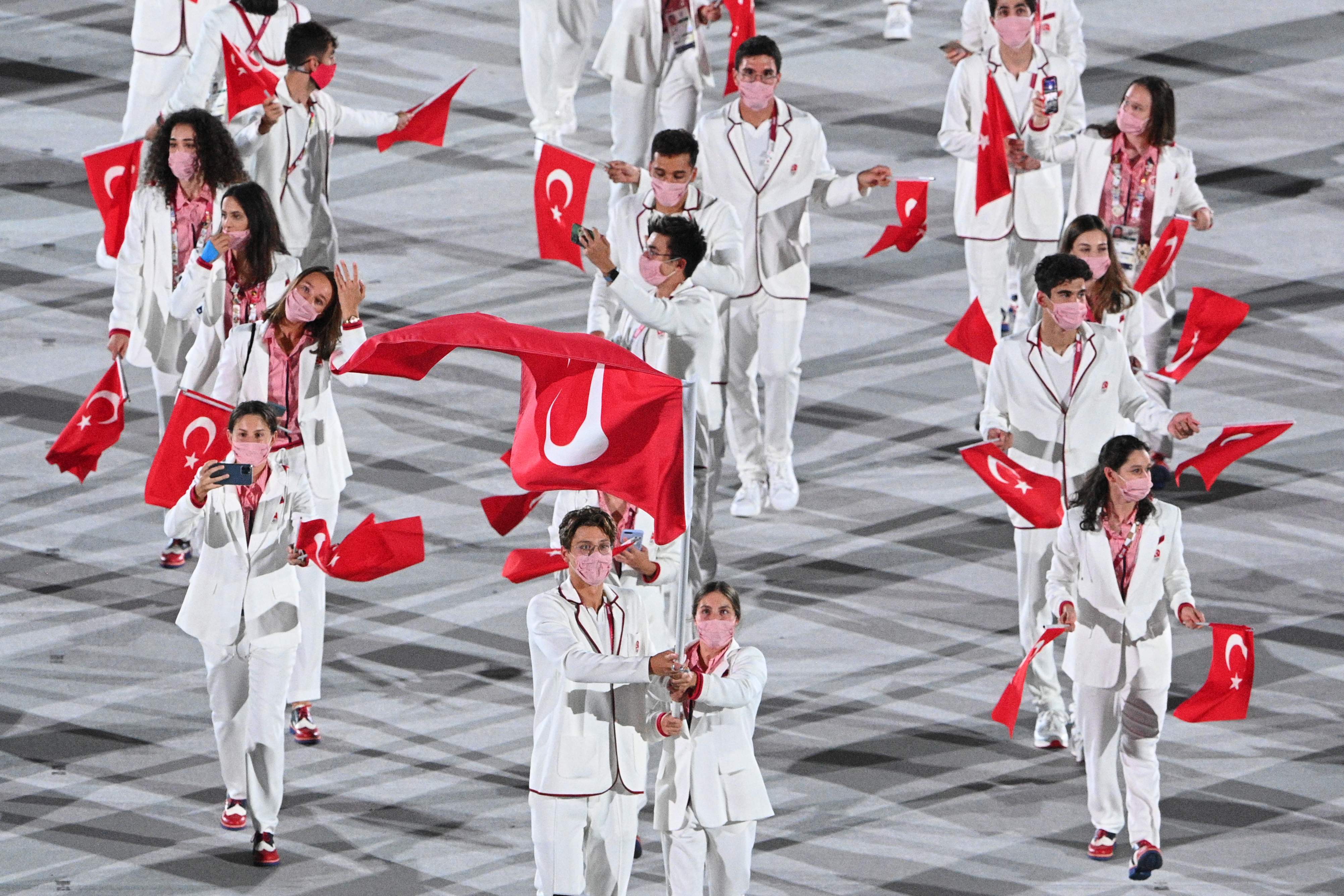 2020 Tokyo Olimpiyatları görkemli açılış töreniyle başladı...Milli sporcularımız açılış törenine giriş yaptı