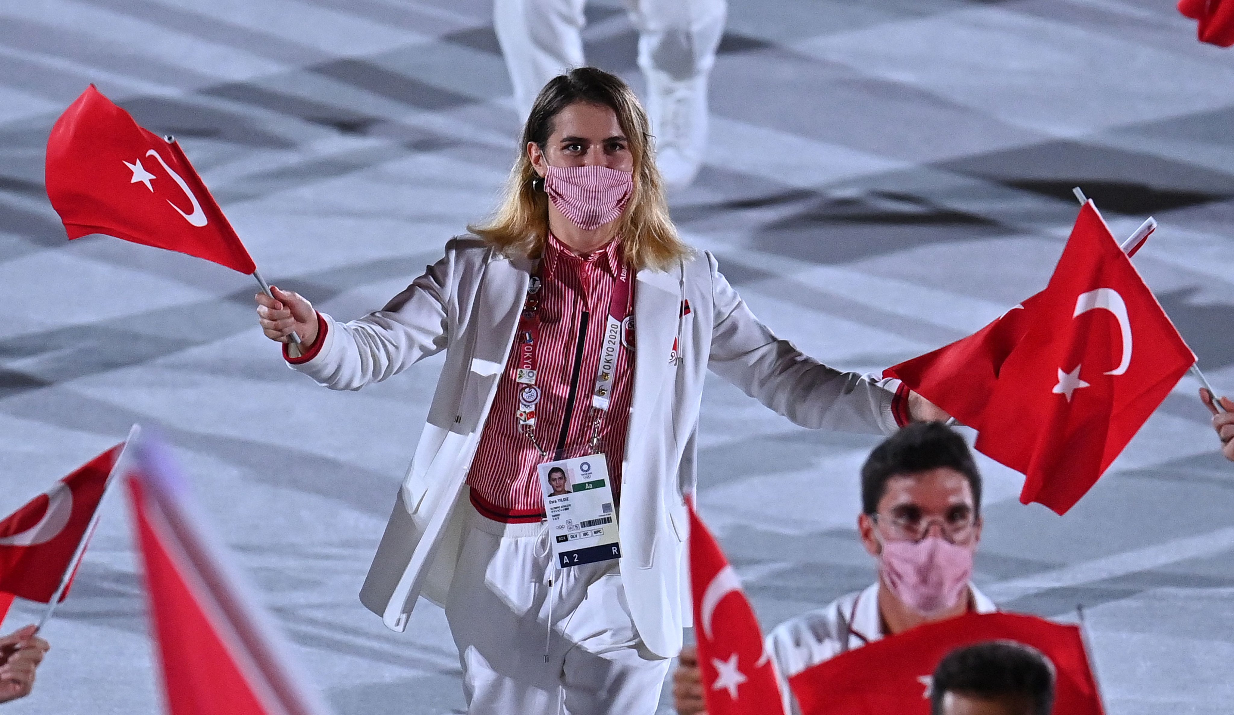 2020 Tokyo Olimpiyatları görkemli açılış töreniyle başladı...Milli sporcularımız açılış törenine giriş yaptı