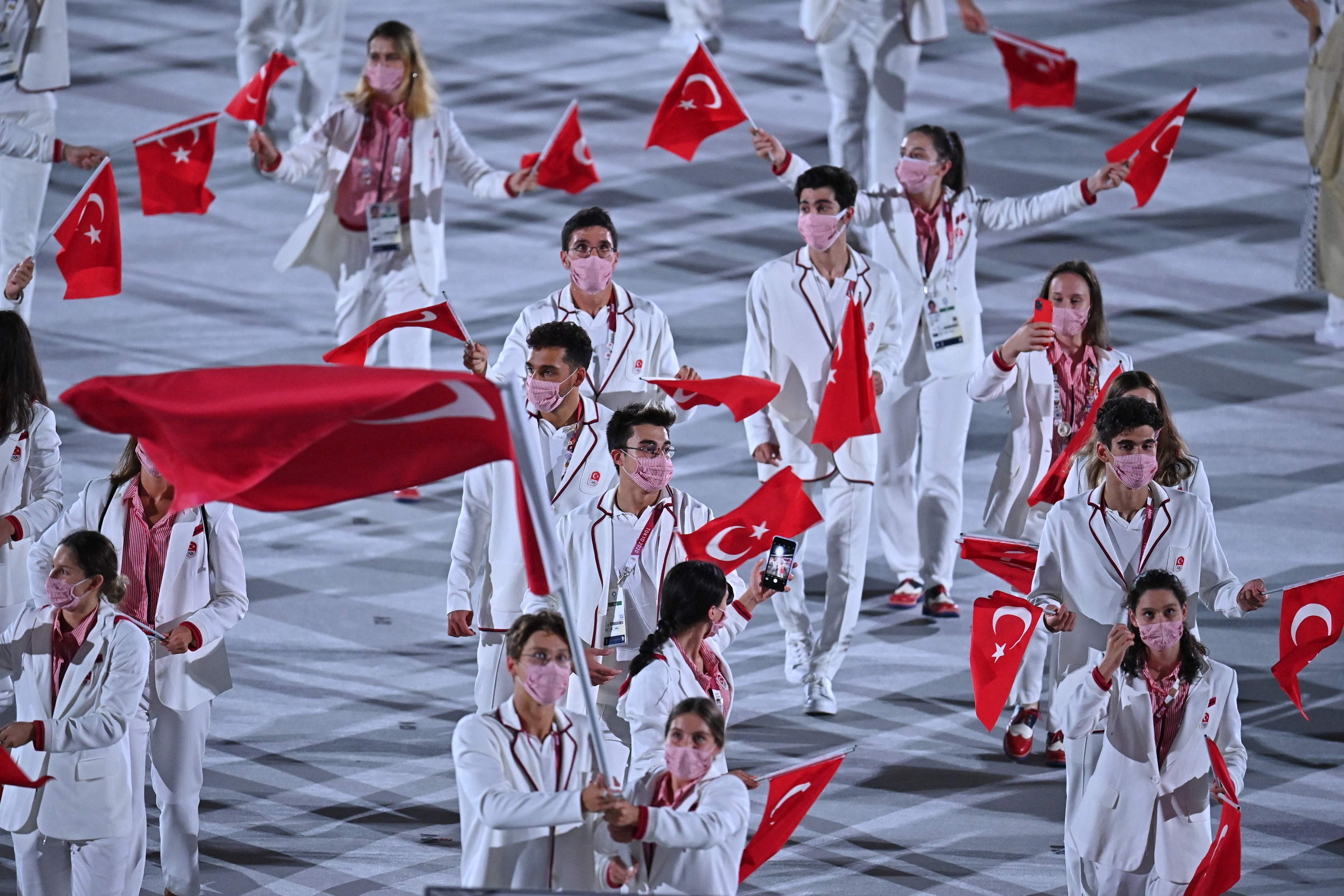 2020 Tokyo Olimpiyatları görkemli açılış töreniyle başladı...Milli sporcularımız açılış törenine giriş yaptı