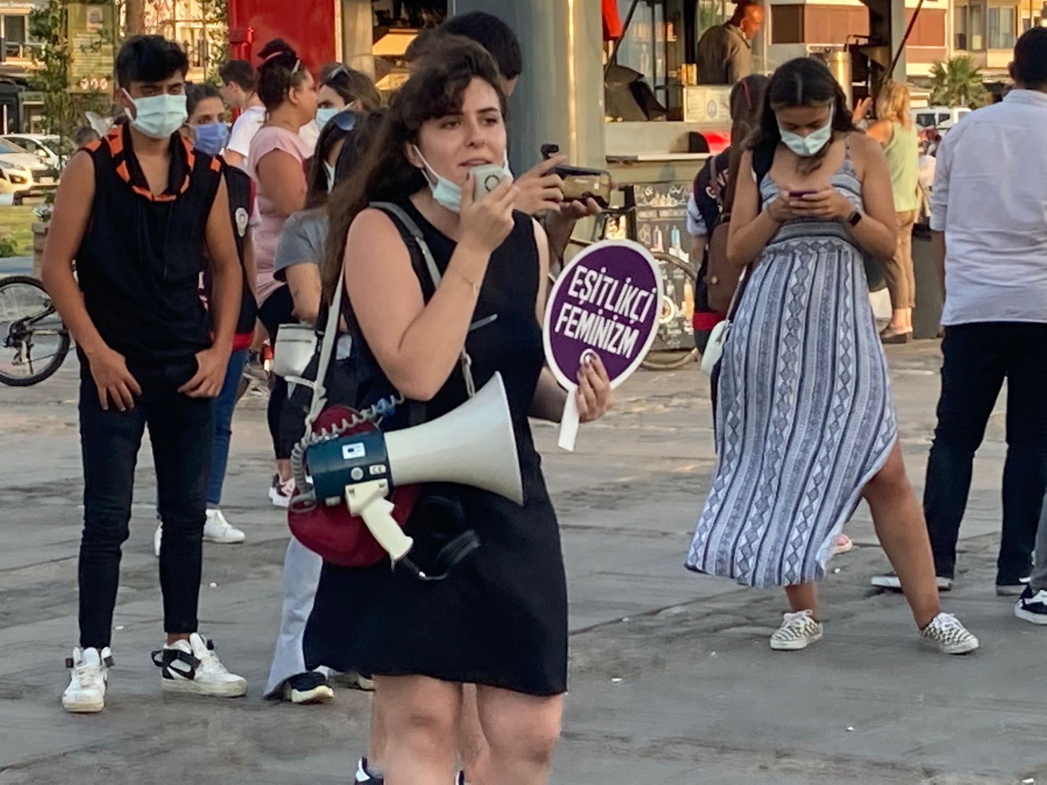 İzmirli kadınlar Haytaoğlu'nun katledilmesine seslerini yükseltti: “Azra için sessiz kalmıyoruz”