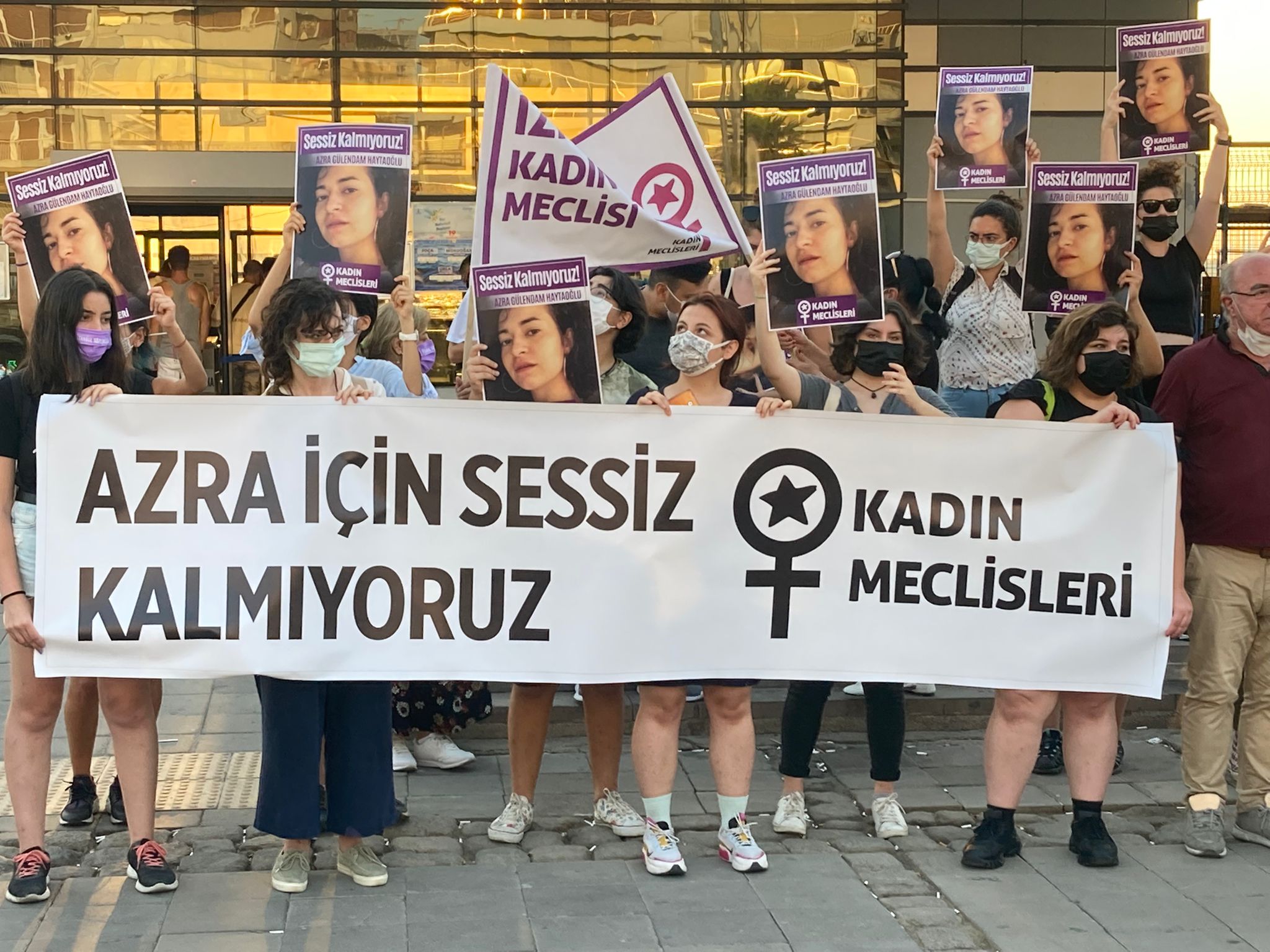 İzmirli kadınlar Haytaoğlu'nun katledilmesine seslerini yükseltti: “Azra için sessiz kalmıyoruz”