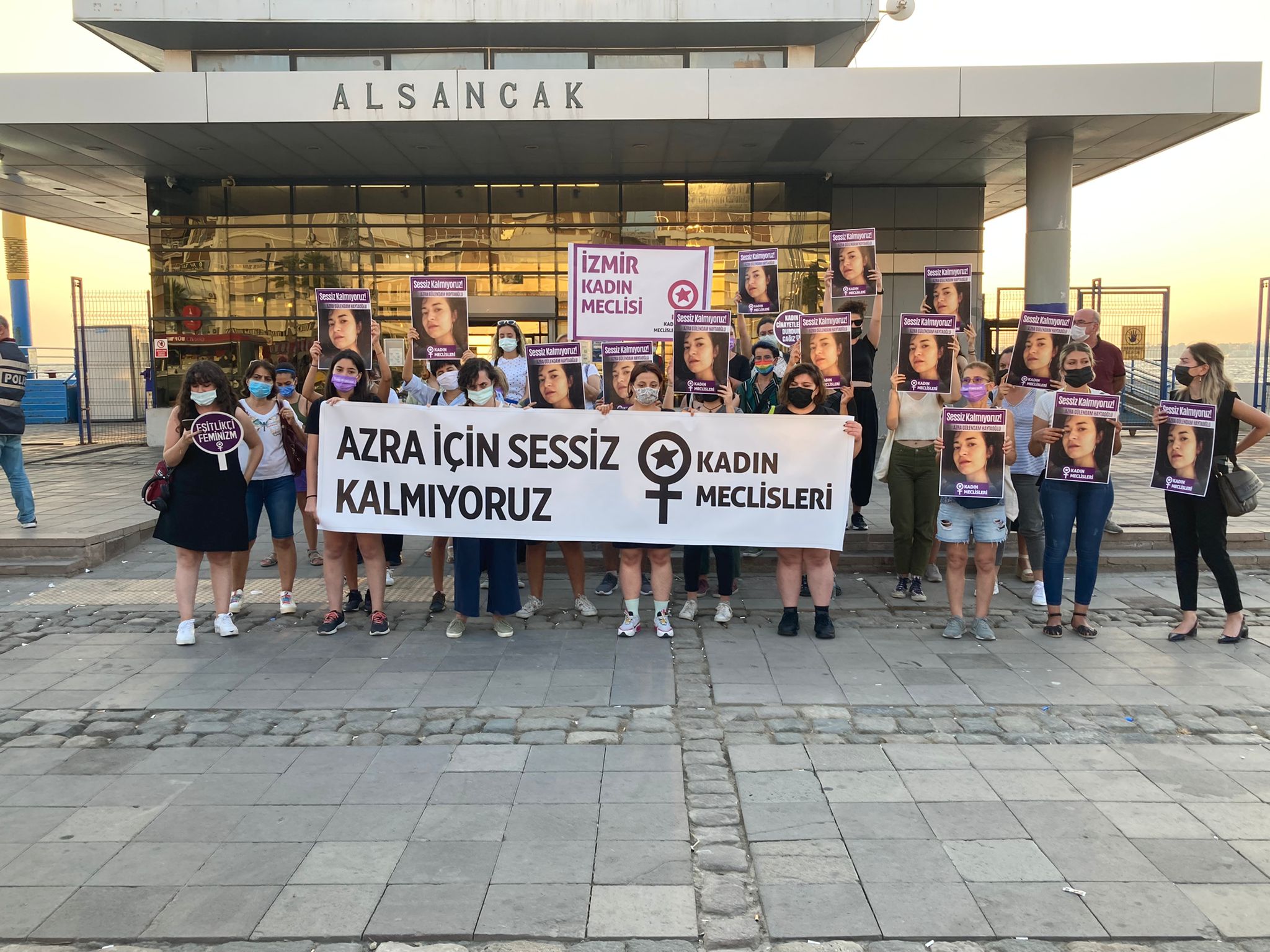 İzmirli kadınlar Haytaoğlu'nun katledilmesine seslerini yükseltti: “Azra için sessiz kalmıyoruz”