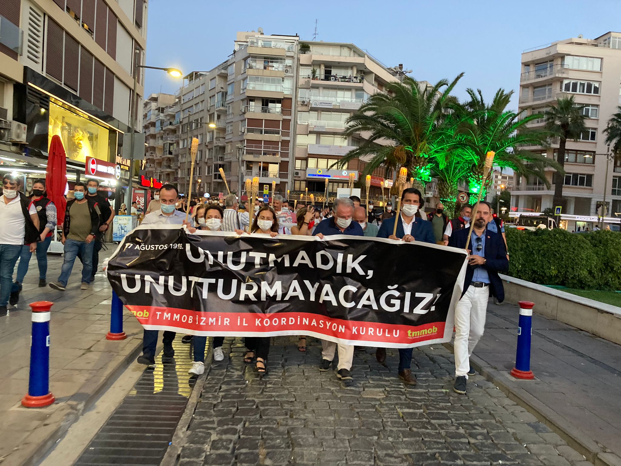 İzmir 17 Ağustos Depremi’ni unutmadı: “İmar affı cinayettir”
