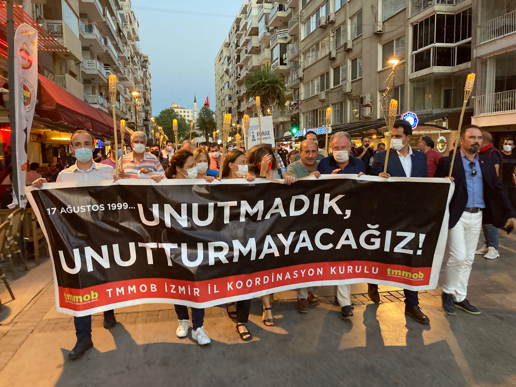 İzmir 17 Ağustos Depremi’ni unutmadı: “İmar affı cinayettir”