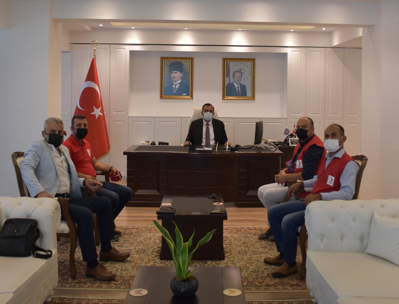 Buca Kızılay Başkanı Temel ziyaret turlarında: “Buca’da iyiliği büyüteceğiz”