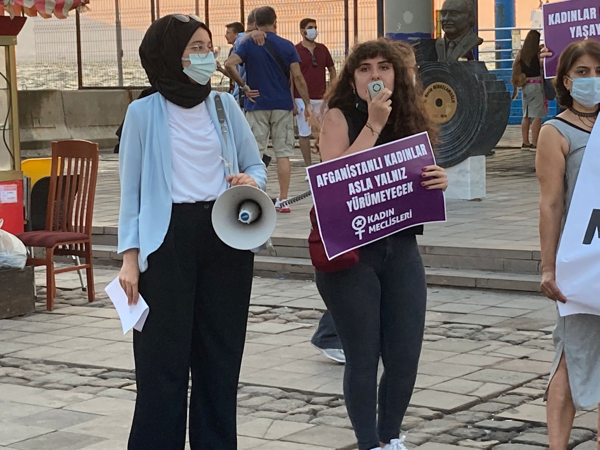 İzmir Kadın Meclisi’den Afganistan’daki kadınlara destek; “Afganistan’daki kadınlar asla yalnız yürümeyecek”