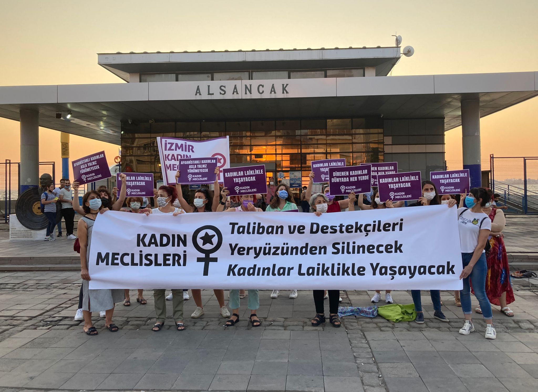 İzmir Kadın Meclisi’den Afganistan’daki kadınlara destek; “Afganistan’daki kadınlar asla yalnız yürümeyecek”