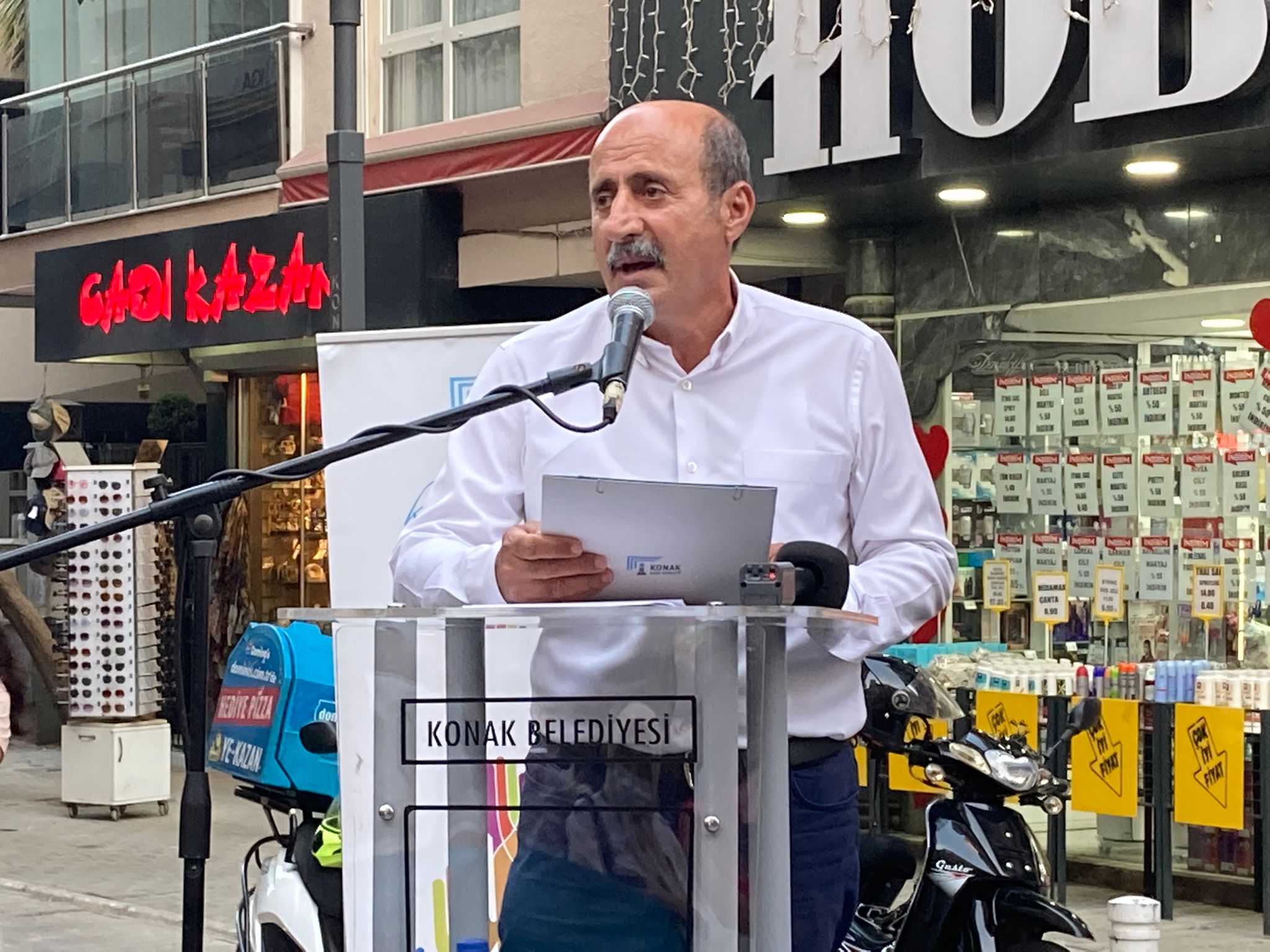 Alsancak’ta barış güvercinleri özgürlük için uçtu: “Her türlü ötekileştirmeye hayır diyoruz”