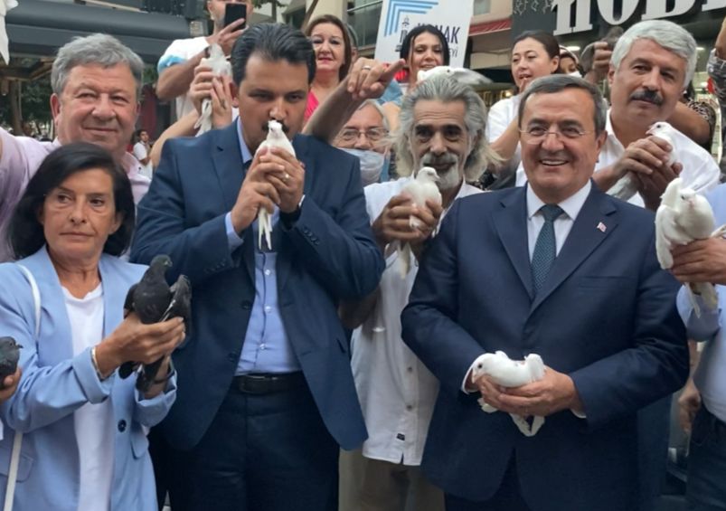 Alsancak’ta barış güvercinleri özgürlük için uçtu: “Her türlü ötekileştirmeye hayır diyoruz”