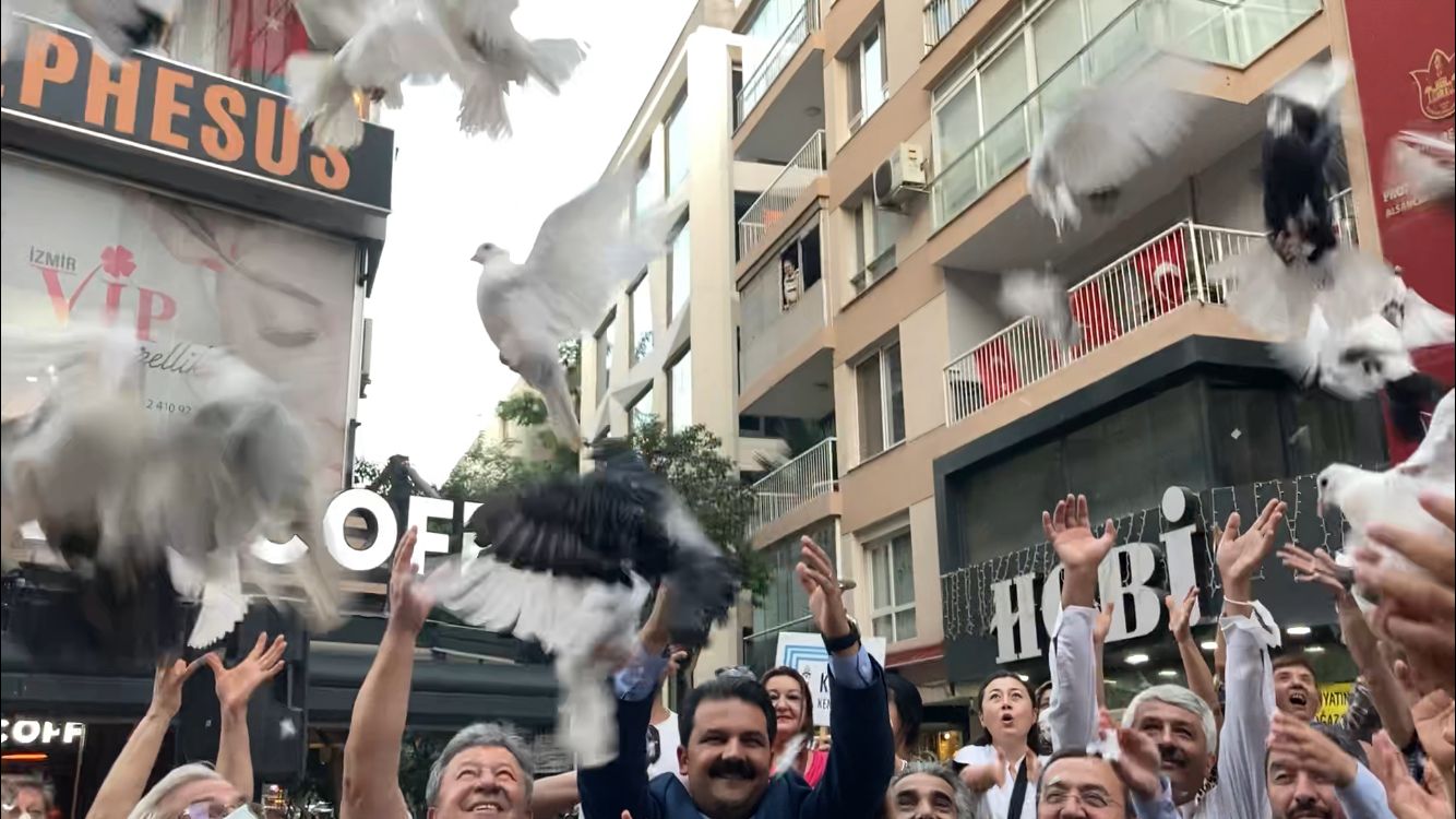Alsancak’ta barış güvercinleri özgürlük için uçtu: “Her türlü ötekileştirmeye hayır diyoruz”